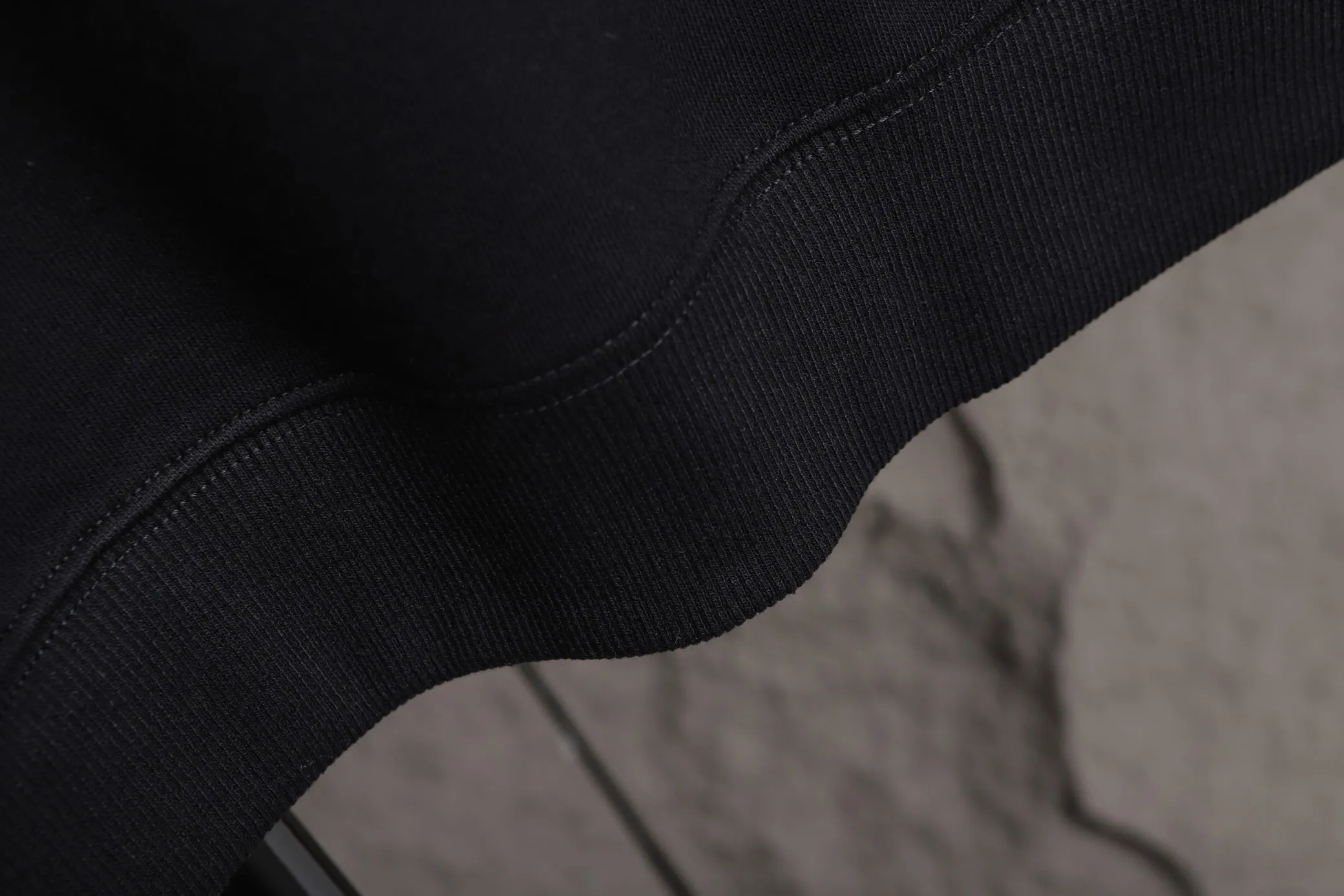 P240 High-quality classic Stone Island round-neck sweatshirt, model number B04 * Made of 450 custom-woven and custom-dyed high-gram weight tripe pure cotton sweatshirt fabric. The fabric feels thick and has a certain sense of self-weight. The bottom has a dense and rough terry texture, which is close to the skin and has excellent warmth retention. You will not feel any discomfort at all! *The color of the stone island pattern on the front chest is clear, and a special stone island is added on the back panel. The pattern lines are smooth and smooth and will not fall off or deform when washed. *This design is based on classics and simply and clearly shows the brand's high luxury. Same style for men and women 𝐂𝐎𝐋𝐎𝐔𝐑: black, white 𝐒𝐈𝐙𝐄: S- xl
